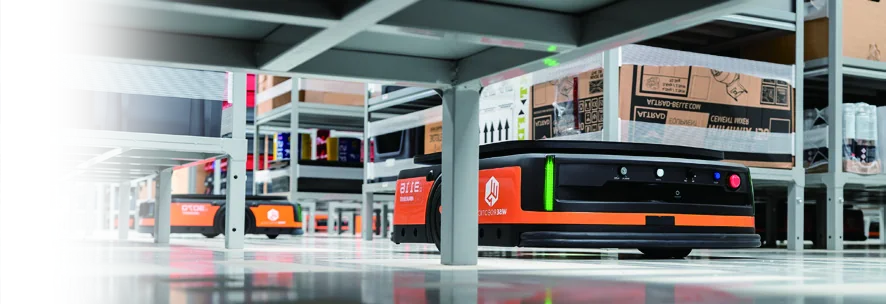Robot móvil bajo carga operando debajo de un rack industrial