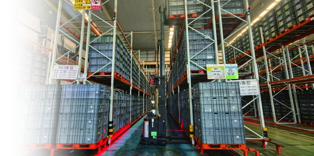 Montacargas autónomo operando entre racks industriales