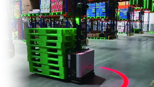 Transpaleta autónoma operando con pallets en un almacén